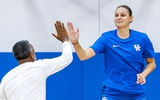 Kenny Brooks high fives Ajša Sivka | Eddie Justice, UK Athletics