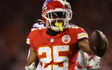 chiefs-rb-clyde-edwards-helaire-rips-pants-during-bills-game-lsu-tigers