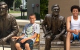 braydon-hawthorne-arrives-kentucky-recreates-picture-with-joe-b-hall-statue