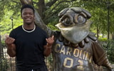 South Carolina Gamecocks DL commitment Aiden Harris poses with the Cocky statue on campus (@Aidenharris58 on X/Twitter).