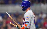 former-florida-star-pete-alonso-blasts-home-run-after-breaking-bat-over-his-knee