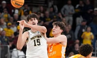 Michigan Wolverines basketball center Aday Mara going up against Tennessee's J.P. Estrella in the Elite Eight. (Photo by Brianna Paciorka/News Sentinel / USA TODAY NETWORK via Imagn Images)