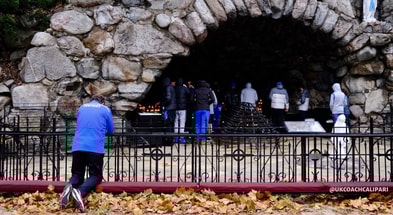 john-calipari-kentucky-pray-for-tornado-victims-notre-dame-grotto