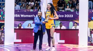 Kamilla Cardoso receives her AmeriCup MVP trophy