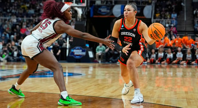 Oregon State Beavers guard Talia von Oelhoffen (22) passes the ball against South Carolina Gamecocks guard Raven Johnson (25) during the first half in the finals of the Albany Regional of the 2024 NCAA Tournament at MVP Aren
