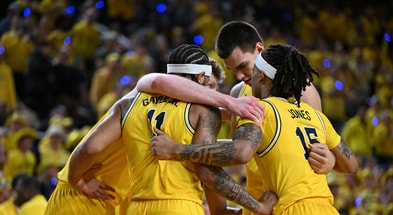 Michigan basketball huddle Roddy Gayle Jr. Rubin Jones Vladislav Goldin