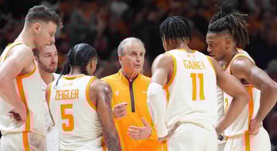 Tennessee Volunteers basketball coach Rick Barnes and his team. Photo by: Caitie McMekin/News Sentinel / USA TODAY NETWORK via Imagn Images