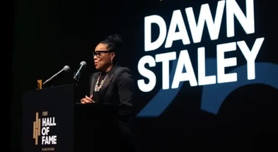 Dawn Staley speaks at the FIBA Hall of Fame Induction Ceremony (Courtesy of FIBA)