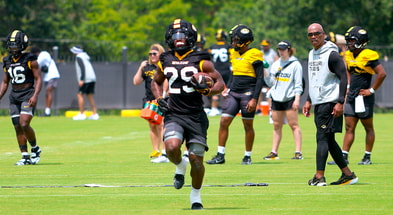 Ahmad Hardy runs through a read drill with RB coach Curtis Luper (back right) talking to him