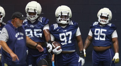 Marshall, Landen with ball
