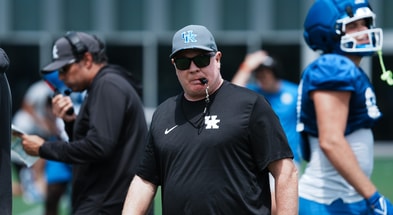 Kentucky Head Coach Mark Stoops instructs the team during practice at the Joe Craft football practice field in Lexington, Ky. on Aug. 1, 2025. (© Sam Upshaw Jr./Courier Journal / USA TODAY NETWORK via Imagn Images)
