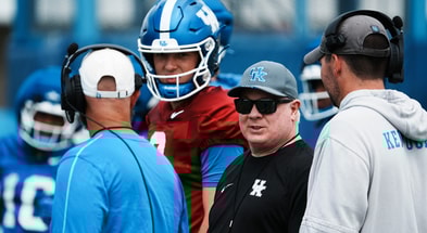 Kentucky Head Coach Mark Stoops instructs the team during practice at the Joe Craft football practice field in Lexington, Ky. on Aug. 1, 2025. © Sam Upshaw Jr./Courier Journal / USA TODAY NETWORK via Imagn Images