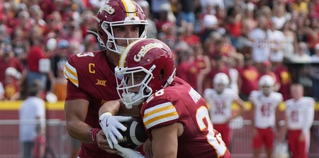 Iowa State quarterback Rocco Becht hands off to running back Carson Hansen. (Photo by Nirmalendu Majumdar/Ames Tribune)