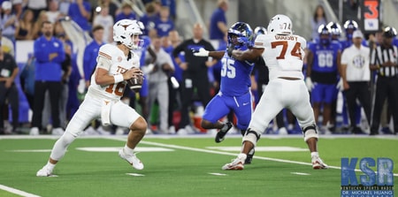 Kentucky LB Steven Soles chases after Texas QB Arch Manning - Dr. Michael Huang, Kentucky Sports Radio