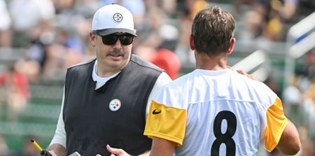 Jul 25, 2025; Pittsburgh, PA, USA; Pittsburgh Steelers offensive coordinator Arthur Smith talks with quarterback Aaron Rodgers (8) during drills at training camp at Saint Vincent College. Mandatory Credit: Barry Reeger-Imagn Images