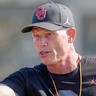 2026-08-11T174015Z_194741652_MT1USATODAY29559336_RTRMADP_3_OKLAHOMA-HEAD-COACH-BRENT-VENABLES-RUNS-DRILLS-DURING-AN-OU (1)