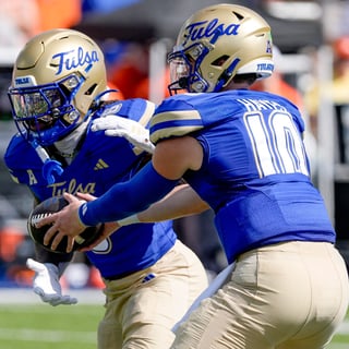 2026-09-06T000131Z_1481816439_MT1USATODAY29751965_RTRMADP_3_TULSA-QUARTERBACK-BAYLOR-HAYES-10-HANDS-OFF-THE-BALL-TO