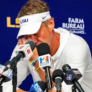 2026-09-20T055355Z_628222869_MT1USATODAY29869963_RTRMADP_3_LSU-HEAD-COACH-LANE-KIFFIN-SCRATCHES-HIS-FACE-WHILE (1)