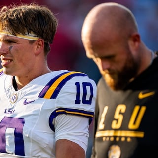 2026-09-20T074046Z_2083842888_MT1USATODAY29870115_RTRMADP_3_LSU-QUARTERBACK-SAM-LEAVITT-10-WALKS-ON-THE-FIELD-DURING (1)