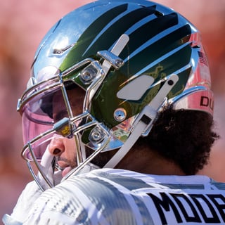 2026-09-26T232058Z_665009780_MT1USATODAY29925676_RTRMADP_3_OREGON-QUARTERBACK-DANTE-MOORE-DURING-WARMUPS-AS-THE-OREGON