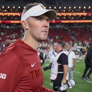 2026-09-27T042813Z_328110338_MT1USATODAY29929895_RTRMADP_3_NCAA-FOOTBALL-OREGON-AT-SOUTHERN-CALIFORNIA (1)