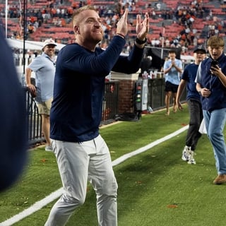 2026-09-27T000419Z_914611925_MT1USATODAY29926277_RTRMADP_3_AUBURN-TIGERS-HEAD-COACH-ALEX-GOLESH-CELEBRATES-WITH-FANS-AS (1)
