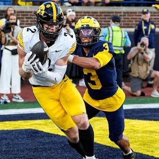 2026-09-26T233158Z_938046139_MT1USATODAY29925933_RTRMADP_3_IOWA-WIDE-RECEIVER-REECE-VANDER-ZEE-2-MAKES-A-CATCH-FOR-A (1)