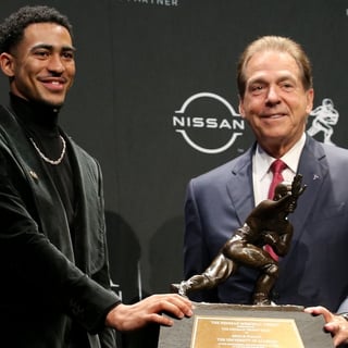 2021-12-12T032209Z_1653655296_MT1USATODAY17341972_RTRMADP_3_NCAA-FOOTBALL-HEISMAN-TROPHY-PRESENTATION (1)