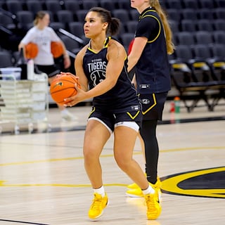 Natalya Hodge lines up a shot