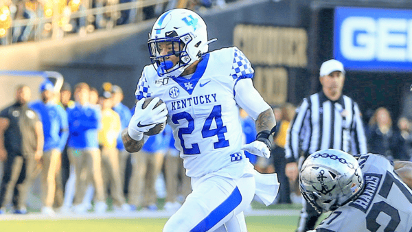 look-kentucky-will-rock-all-white-uniforms-against-south-carolina