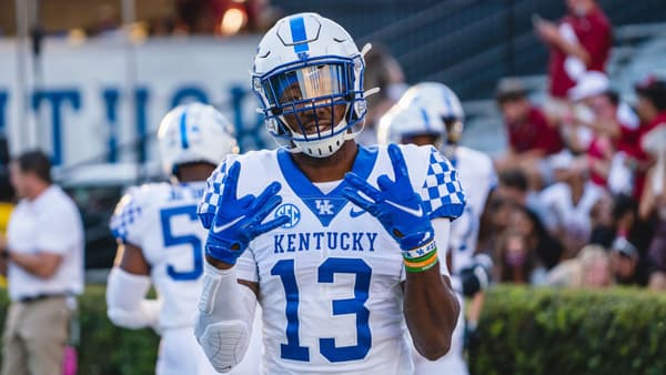 look-j-j-weaver-wears-6-fingered-kentucky-glove