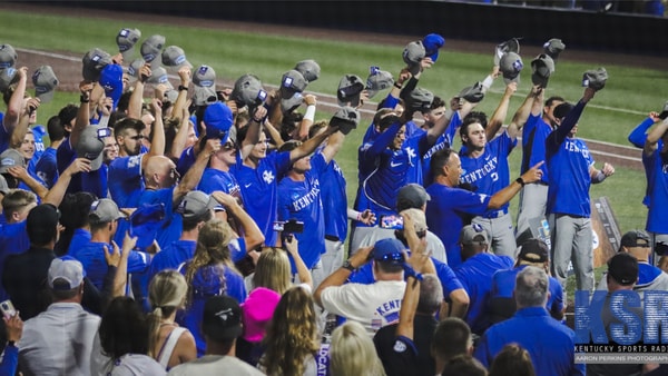 The Kentucky Baseball team tips its caps to fans for their support in the Super Regional - Aaron Perkins, Kentucky Sports Radio