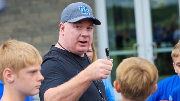 Kentucky head coach Mark Stoops signs autographs for fans - Mont Dawson, Kentucky Sports Radio