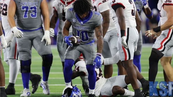 Kentucky RB Jamarion Wilcox loses his helmet vs Georgia