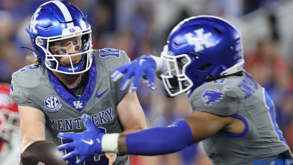 Kentucky QB Brock Vandagriff hands the ball off to Demie Sumo-Karngbaye