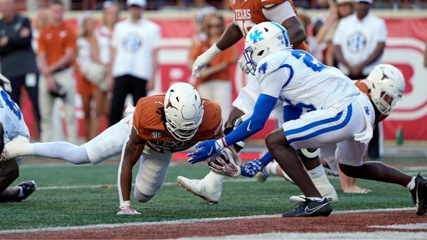 Texas RB Jaydon Blue scores a touchdown against Kentucky