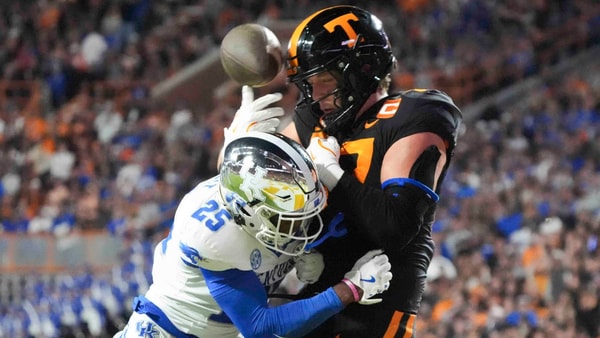 Tennessee tight end Miles Kitselman (87) drops the ball after making a catch in the end zone while defended by Kentucky defensive back Jordan Lovett (25) during a game between Tennessee and Kentucky at Neyland Stadium in Knoxville, Tenn., Saturday, Nov. 2, 2024.