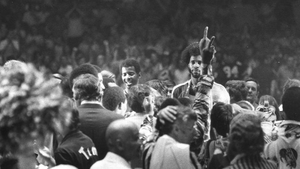 Artis Gilmore looks on as Kentucky Colonels fans celebrate the 1975 ABA Championship, via Tom Patterson -USA TODAY NETWORK