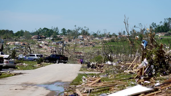 jimmy-dykes-lends-hand-tornado-cleanup-southern-kentucky