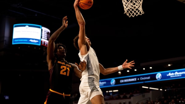 Cincinnati Bearcats guard Dan Skillings Jr. (0) dunks as Arizona State Sun Devils forward Jayden Quaintance (21) defends in the second half of the NCAA basketball game at Fifth Third Arena in Cincinnati on Saturday, January 18, 2025. © Albert Cesare/The Enquirer / USA TODAY NETWORK via Imagn Images
