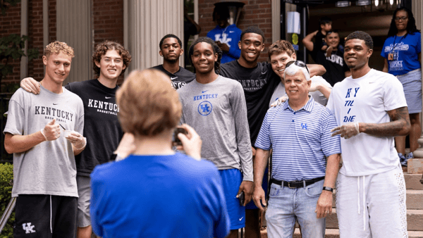 kentucky-basketball-team-volunteers-at-lexington-rescue-mission-summer-party