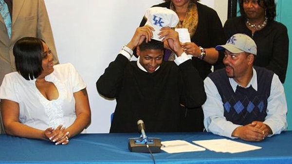Anthony Davis commits to Kentucky
