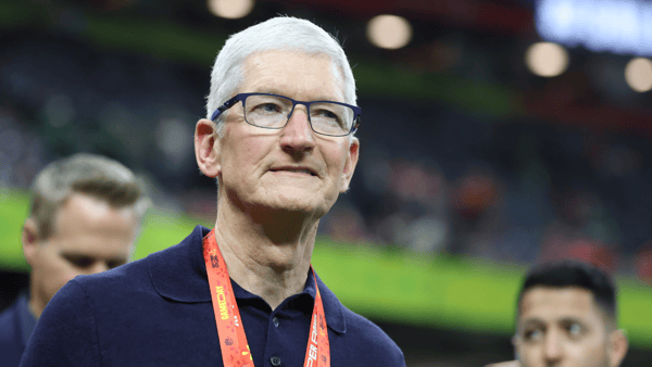 apple-ceo-tim-cook-celebrated-iphone-pre-order-day-in-kentucky