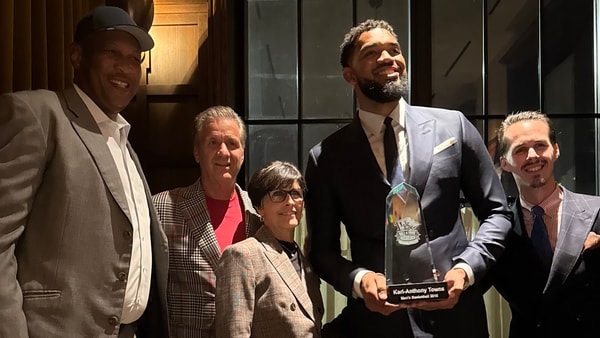 Karl-Anthony Towns with the Caliparis and Kenny Payne at UK Hall of Fame (Photo via John Calipari)