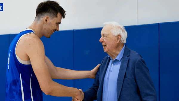 bill-raftery-watches-kentucky-basketball-practice