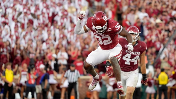Oklahoma pass-rusher R Mason Thomas celebrates a safety in a win over Auburn, via BRYAN TERRY:THE OKLAHOMAN : USA TODAY NETWORK via Imagn Images