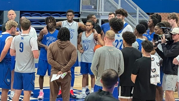 Rajon Rondo speaks to Kentucky Wildcats at practice (Photo: @KentuckyCards)