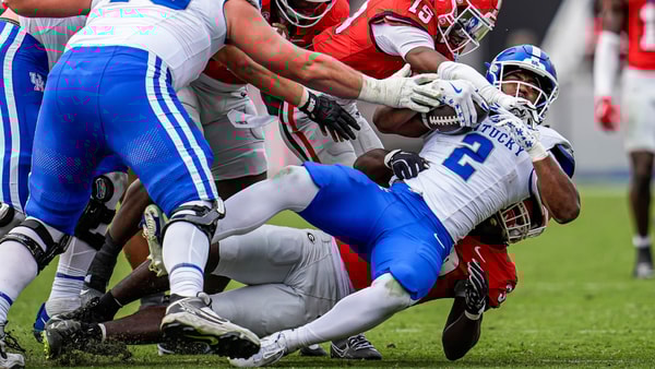 Kentucky RB Dante Dowdell gets tackled at Georgia