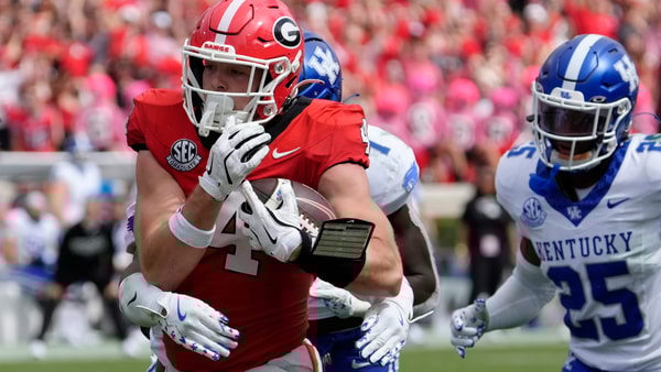 Georgia tight end Oscar Delp (4) moves the ball during the second half of a NCAA college football game against Kentucky in Athens, Ga., on Saturday, October 4, 2025 (© Joshua L. Jones / USA TODAY NETWORK via Imagn Images)