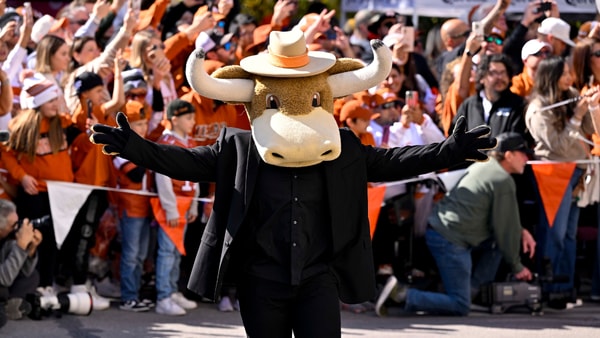 texas-mascot-fans